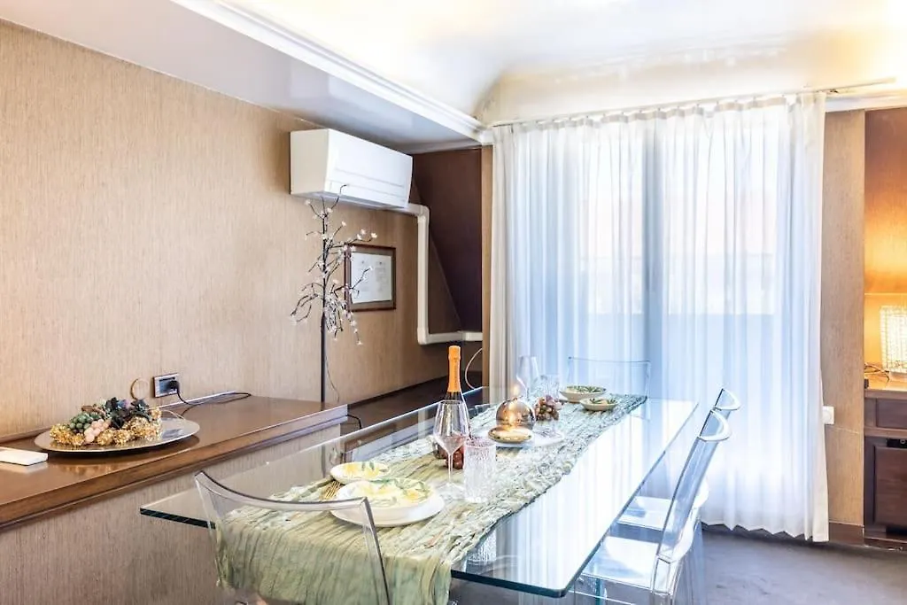 Attico Di Lusso Con Terrazzo A 10 Minuti Dal Duomo Apartment Milan 0*,  Italy